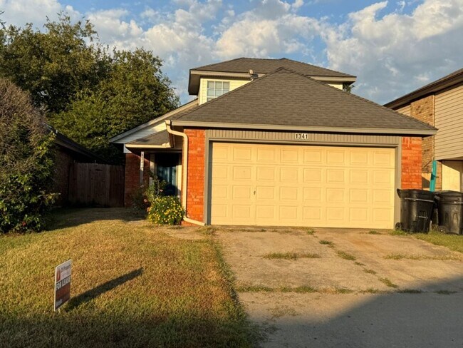 Primary Photo - 3 bedroom 2.5 bath, 2 car garage off Easte...
