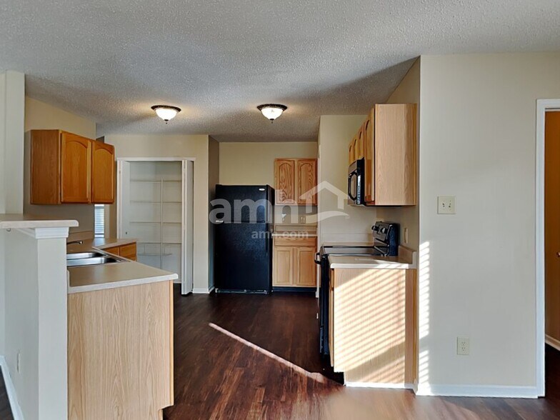 Building Photo - 1221 Redwood Dr
