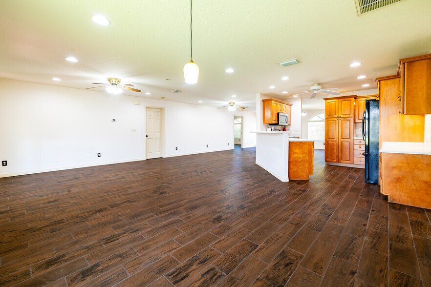 Building Photo - 871 Brookview Ln