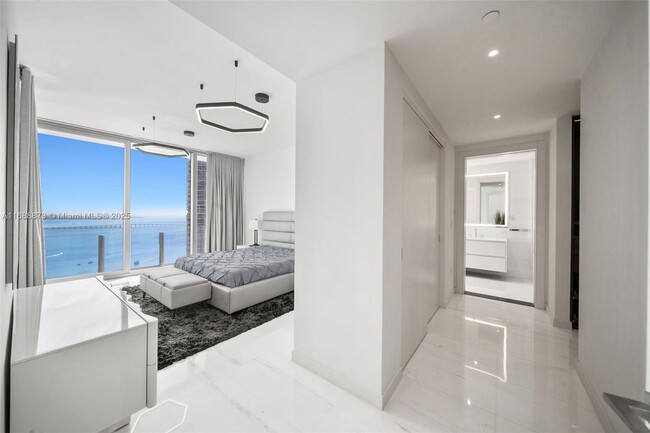 Building Photo - 300 Biscayne Blvd Way