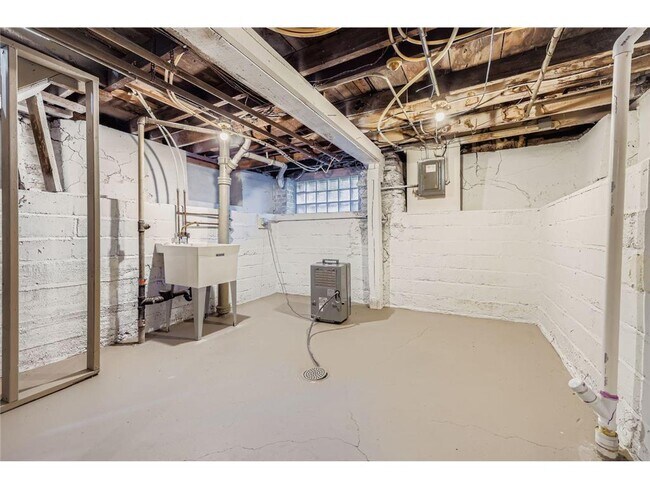 Building Photo - 2630 14th Ave S