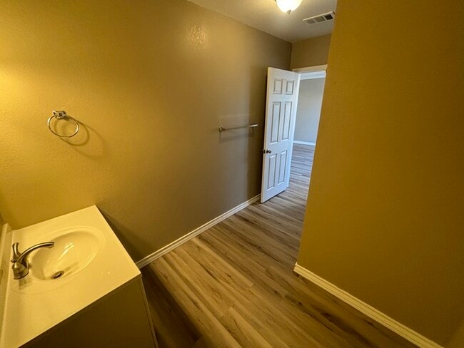 Building Photo - Spacious 3 bed 2 bath home, move in ready