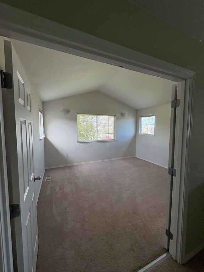 Building Photo - Reduced Rent!