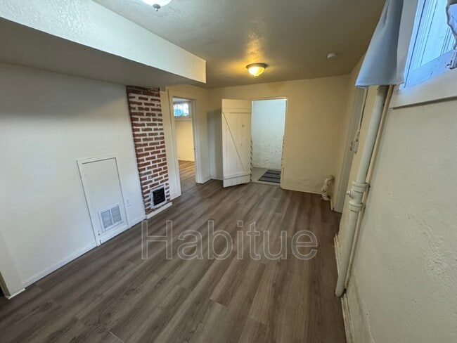 Building Photo - 1302 W Hays St