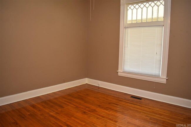 Building Photo - 801 N Van Buren St