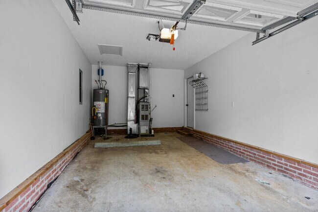 Building Photo - Convenient 3-Bedroom Rental with Fenced Ya...