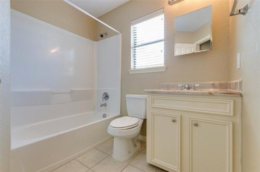 2nd bath - 521 E House St