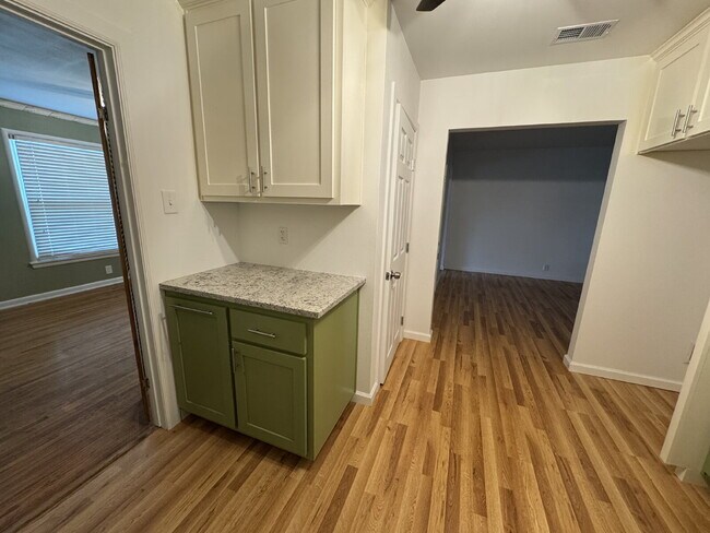 Building Photo - 2318 Fenwick Dr