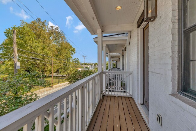 Building Photo - Modern living in Salemtown!