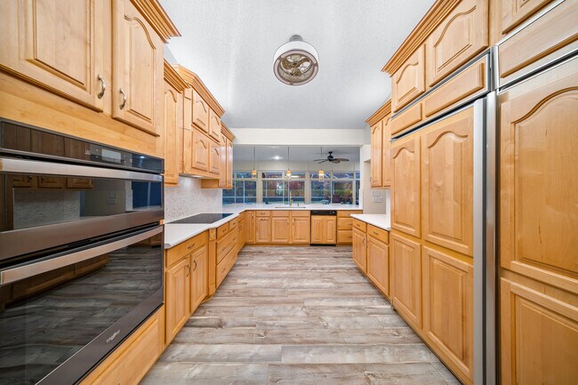 Building Photo - 7903 Plantation Lakes Dr