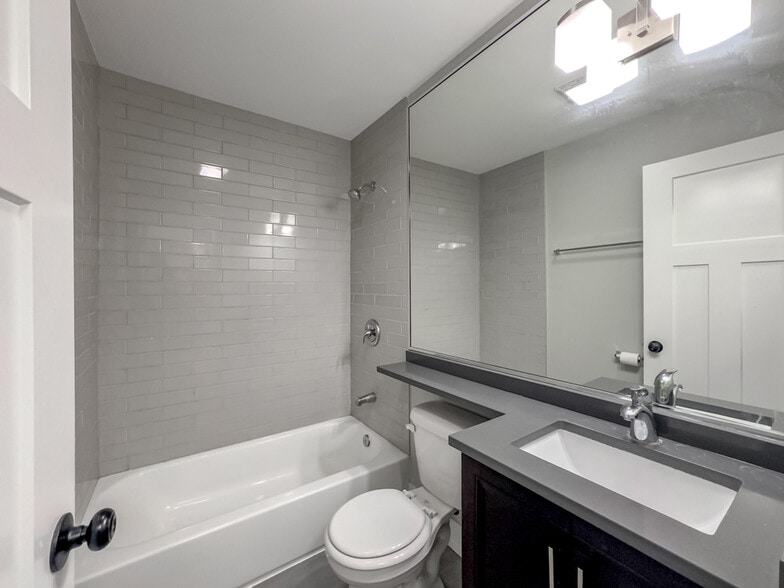 Building Photo - 447 W Surf St
