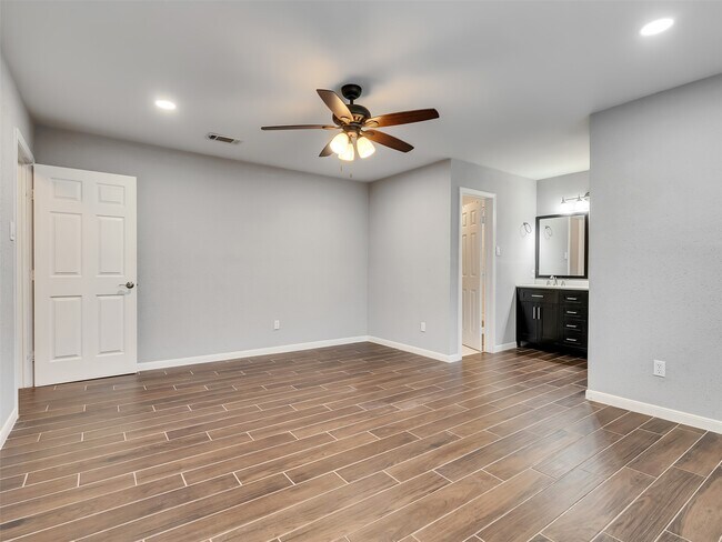 Building Photo - 2554 Olympus Dr