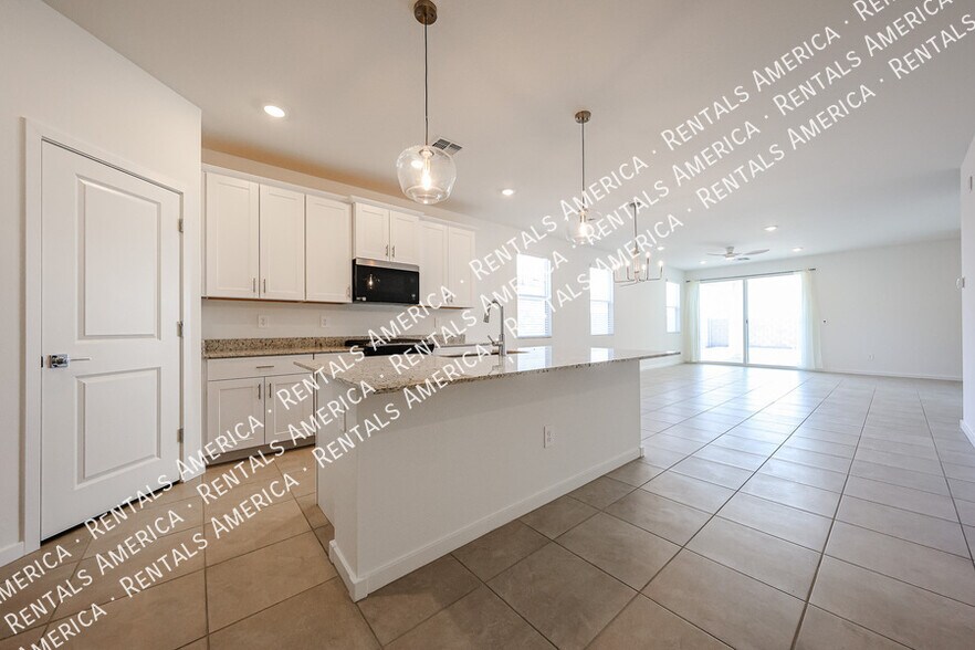 Building Photo - 3380 N Camden Dr