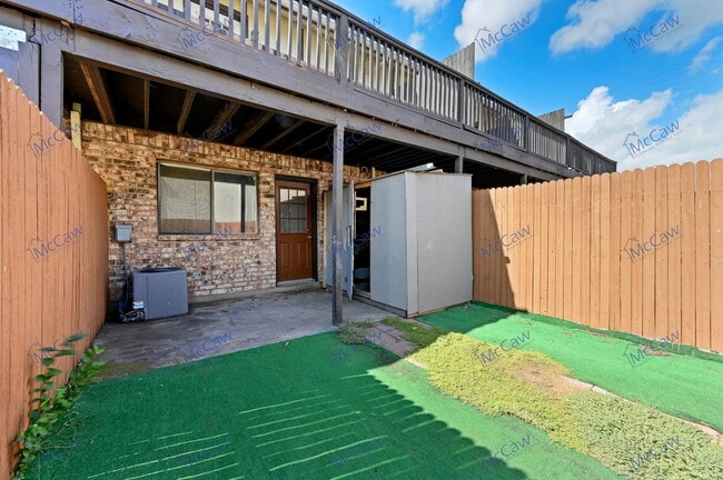 Building Photo - 800 Bluebonnet Dr