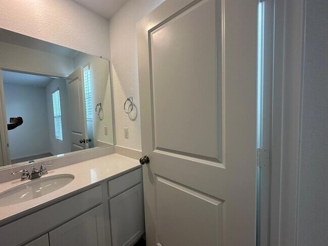 Building Photo - 121 Seminole Dr