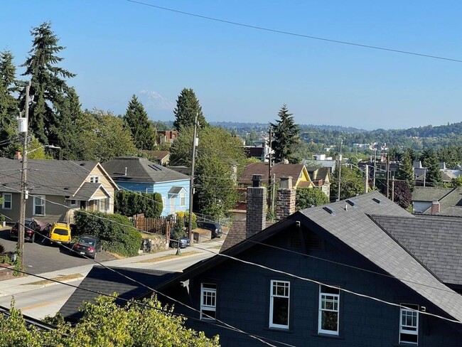 Building Photo - Charming 3BR Townhome in Seattle