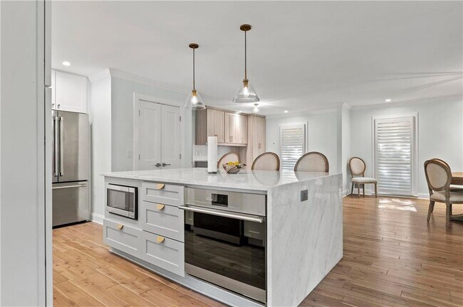 Building Photo - 4820 Powers Ferry Rd NW