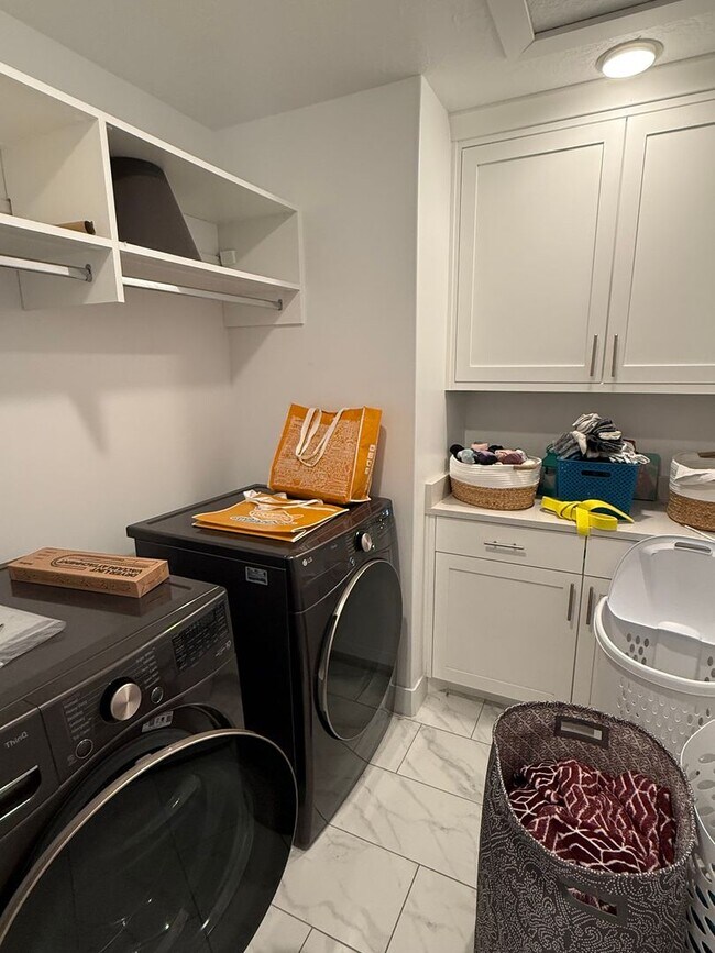Building Photo - Beautiful town home for rent.