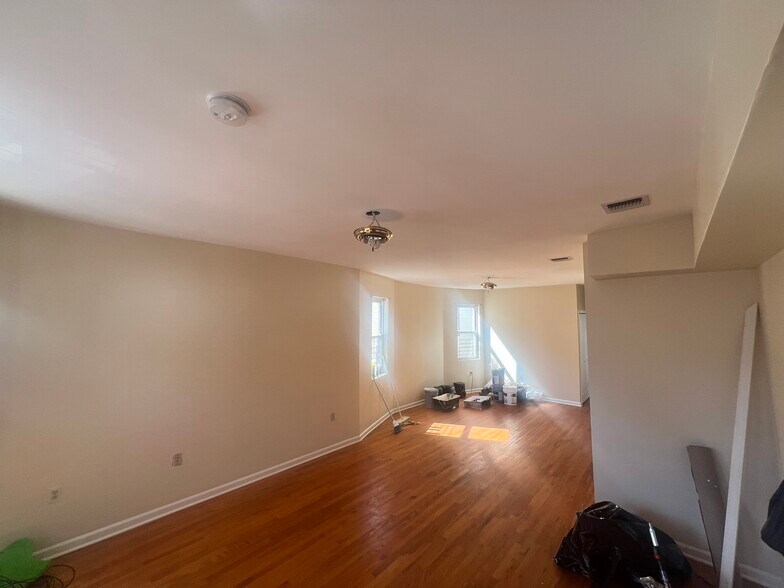 Building Photo - 895 S 18th St