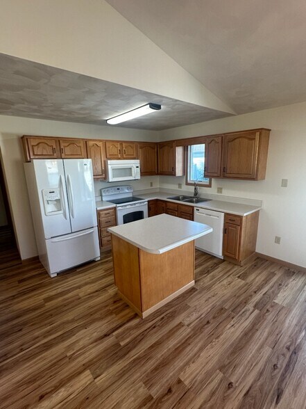 Building Photo - 123 Eagles Pt W