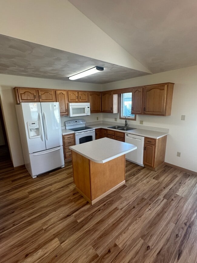 Building Photo - 123 Eagles Pt W