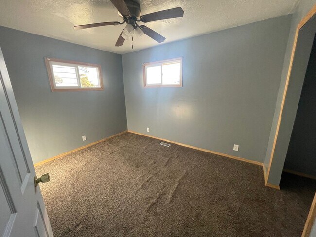 Building Photo - 2 Bedroom House