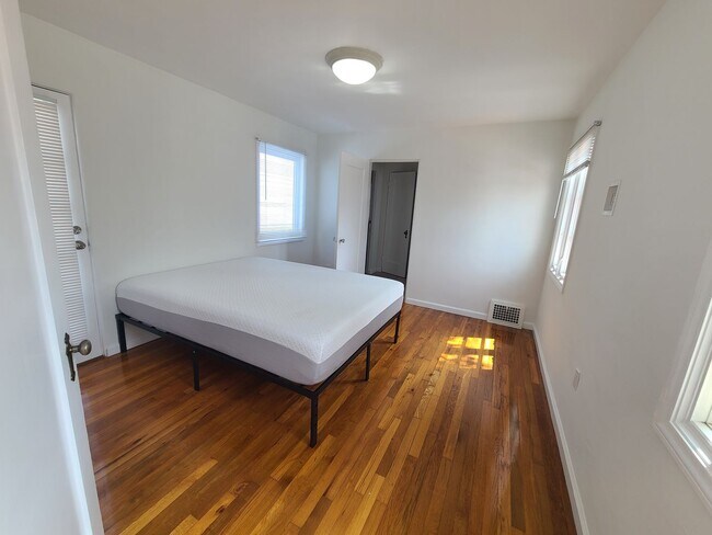 Building Photo - Charming 2 Bed 1 bath "monthly rental" in ...