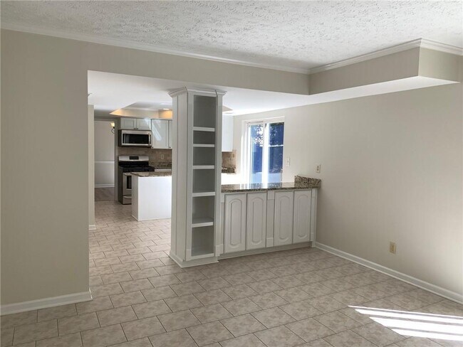 Building Photo - 4536 Woodlawn Lake Dr