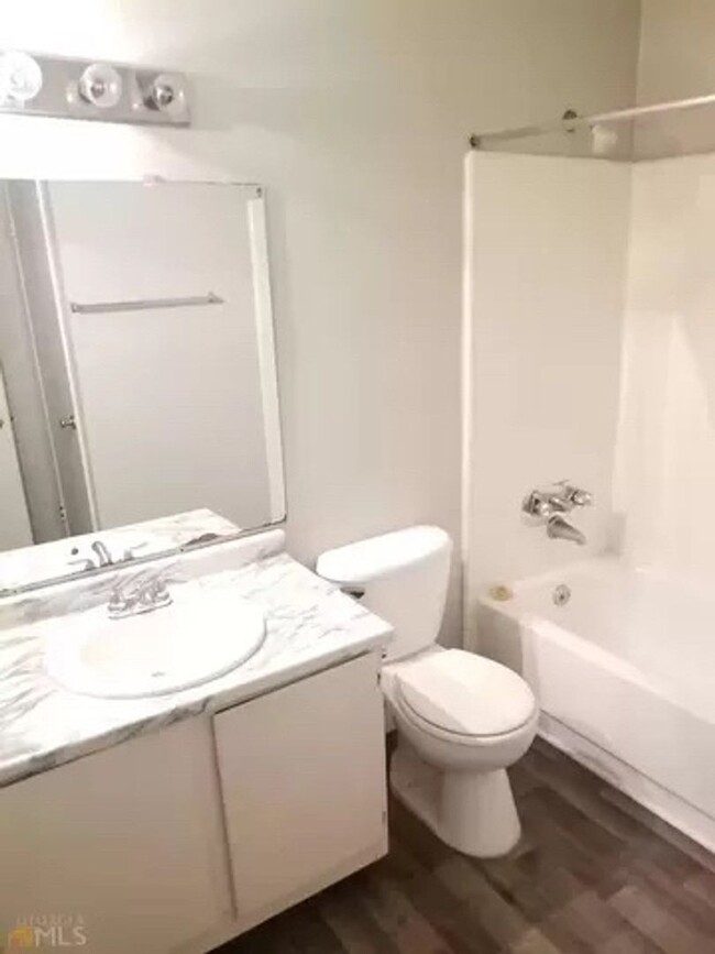Building Photo - Room in 2 Bedroom Condo at Roberts Dr