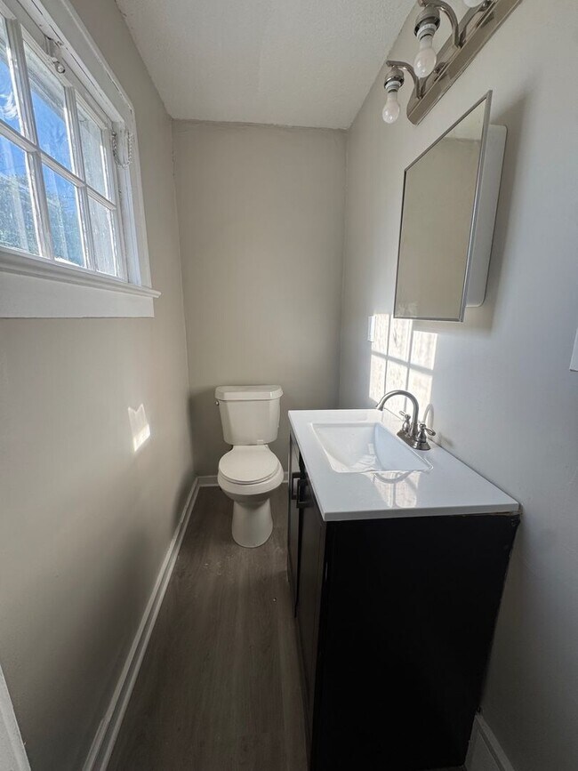 Building Photo - Charming 3-Bedroom Property in Prime Location