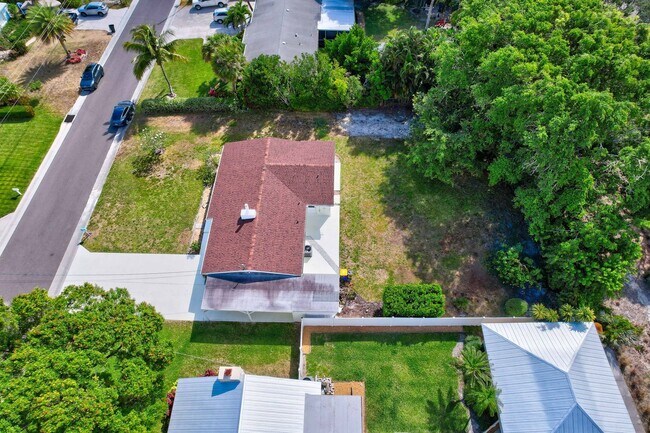 Building Photo - Beachside Bliss in Hobe Sound – Move-In Ready with Room to Roam!