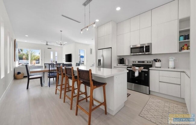 Building Photo - 104 W Pompano St