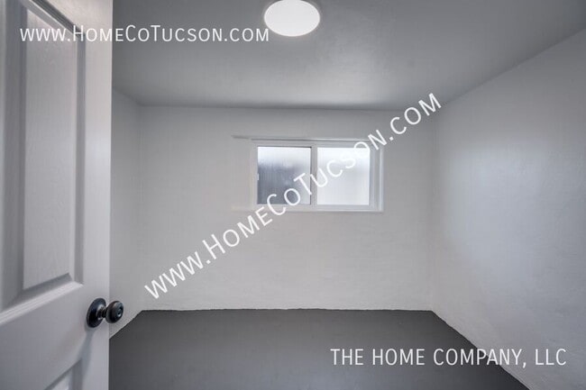 Building Photo - 940 E Florita St