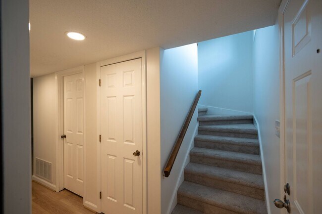 Building Photo - Beautifully Updated 2-Bedroom Condo in Fiv...