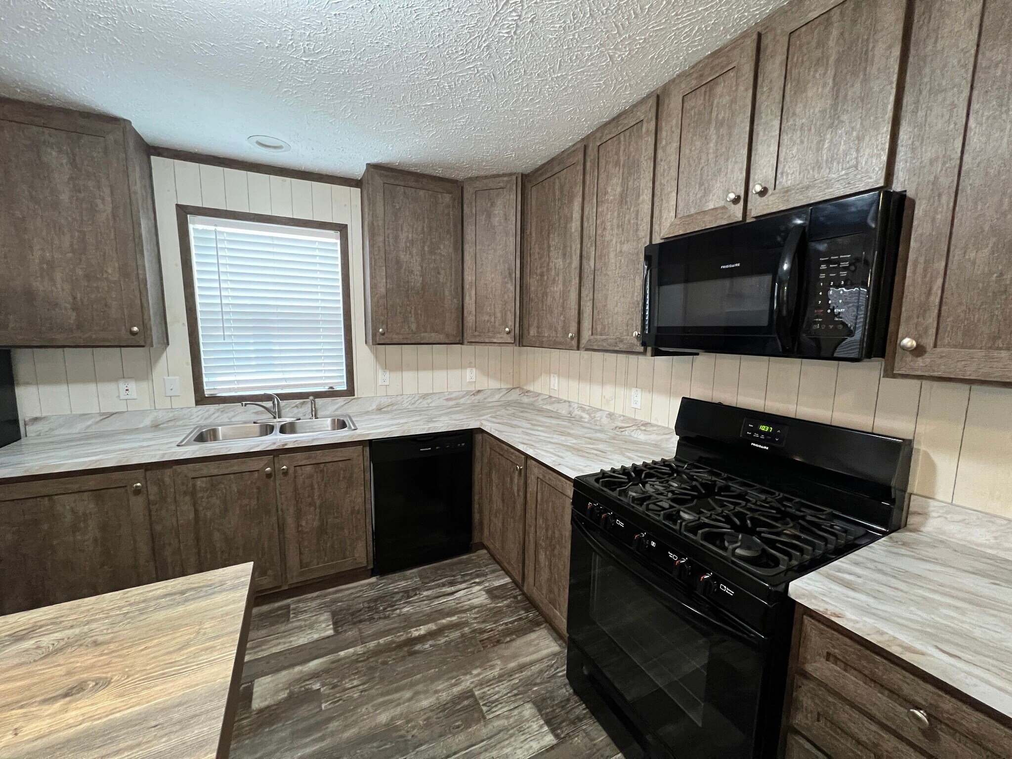 Building Photo - 38055 Leverette Ave