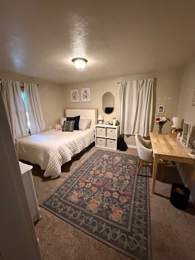 Building Photo - 4 Bedroom, 2 bath Unit very close to Regis University, restaurants and shops