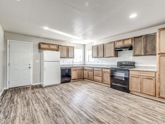 Building Photo - Charming Home + Balcony + Centrally Located in OKC + 3 bedrooms