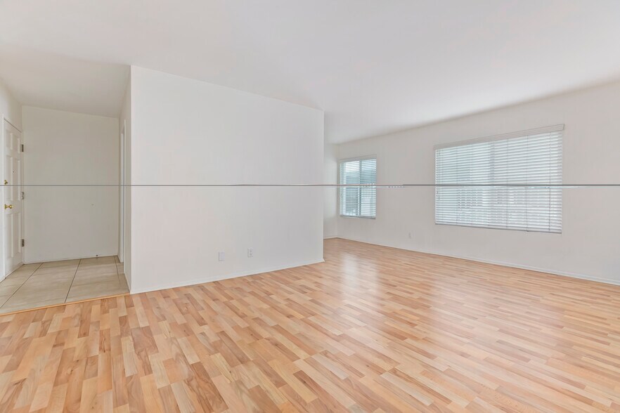 Building Photo - 943 9th St