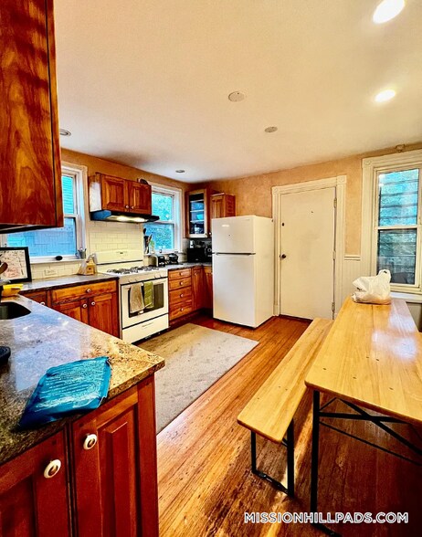 Building Photo - 10 Sachem St