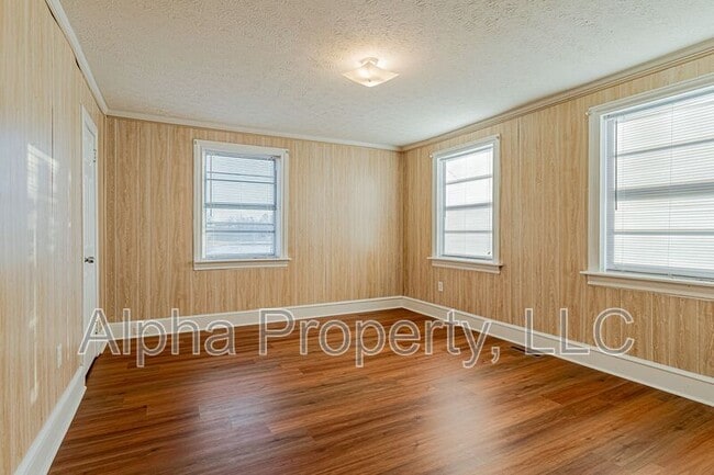 Building Photo - 496 Langley Rd