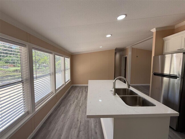 Building Photo - 16767 Oak Knoll Dr
