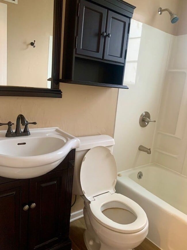 Building Photo - 2 Bedroom 1 Bath Townhome in Sunset Hills