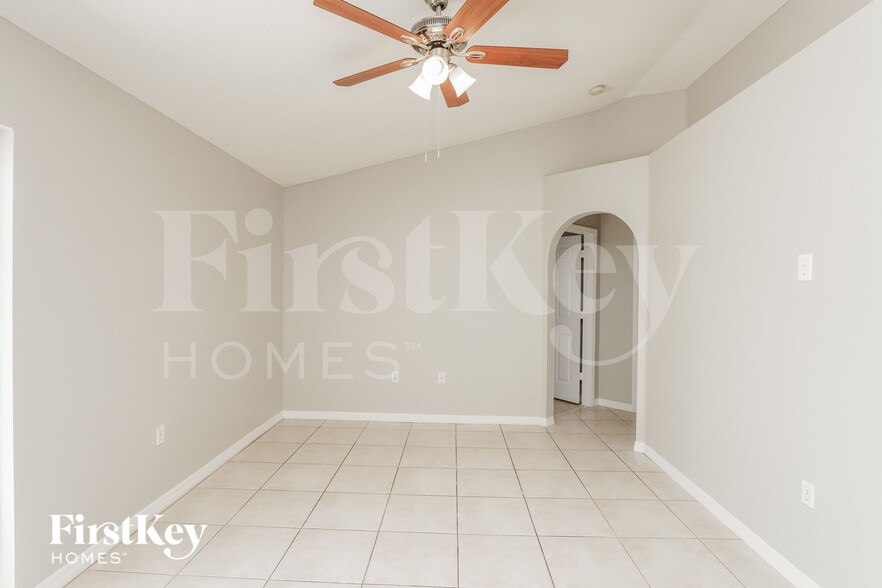 Building Photo - 729 Pincon Ln