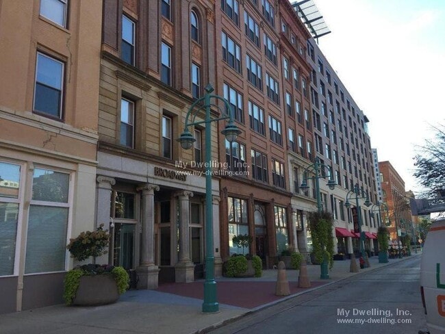 Building Photo - 234 N Broadway