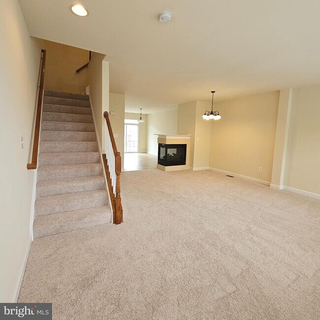 Building Photo - 725 Chevington Ct
