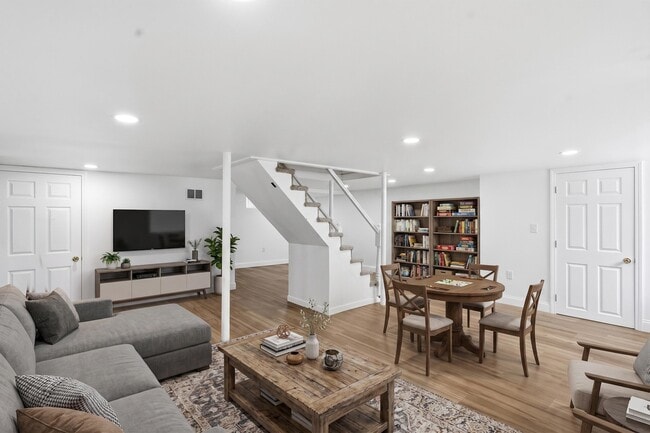 Building Photo - 198 Linden St