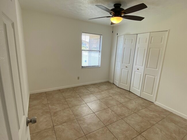 Building Photo - 5 Teak Loop Ln