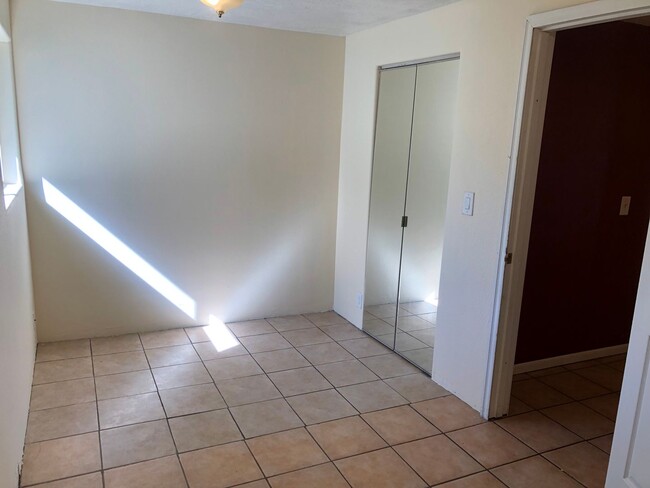 Building Photo - 3 bedroom 1 bath house in Eugene! MOVE IN ...