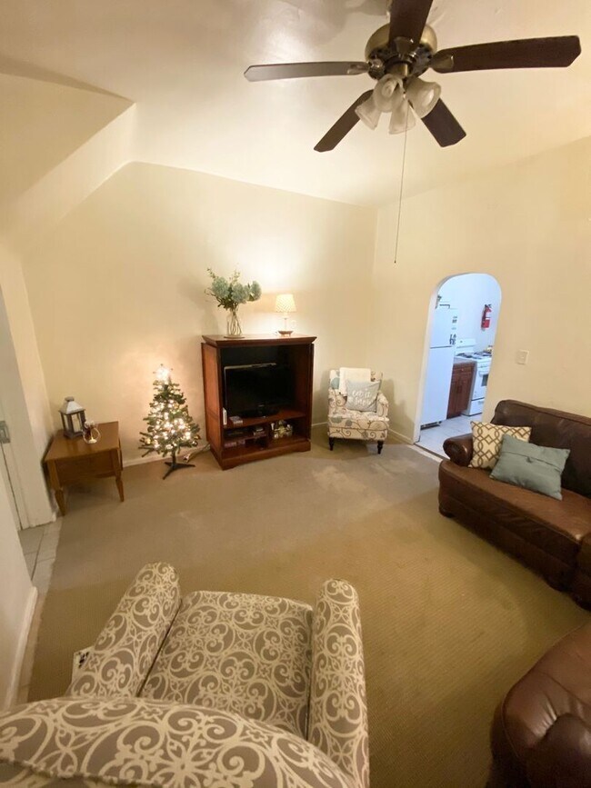 Building Photo - Spacious 3 or 4 Bedroom 2 Bathroom Available in Oakland, Modern Updates and Great Front Porch and...