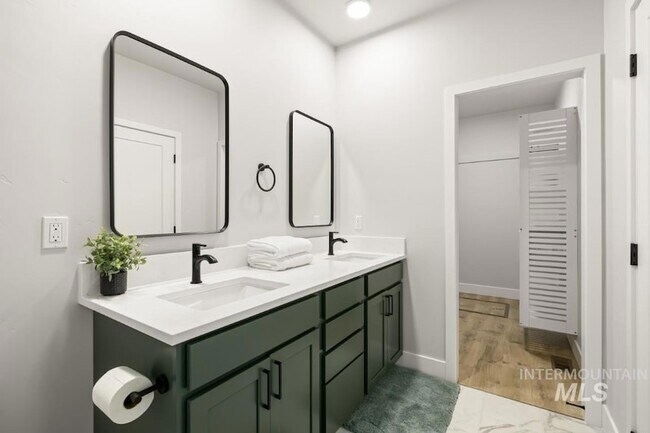 Building Photo - 10494 W Shields Ave